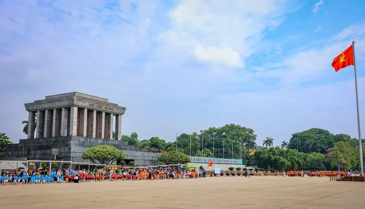 Đông đảo người dân xếp hàng vào Lăng viếng Chủ tịch Hồ Chí Minh - Ảnh 1. Đông đảo người dân xếp hàng vào Lăng viếng Chủ tịch Hồ Chí Minh - Ảnh 1.