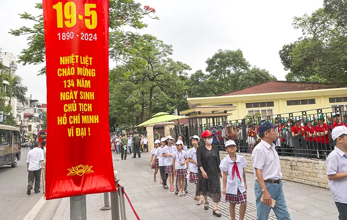 Đông đảo người dân xếp hàng vào Lăng viếng Chủ tịch Hồ Chí Minh - Ảnh 4. Đông đảo người dân xếp hàng vào Lăng viếng Chủ tịch Hồ Chí Minh - Ảnh 4.