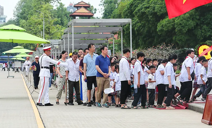 Đông đảo người dân xếp hàng vào Lăng viếng Chủ tịch Hồ Chí Minh - Ảnh 5. Đông đảo người dân xếp hàng vào Lăng viếng Chủ tịch Hồ Chí Minh - Ảnh 5.