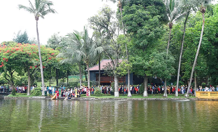 Đông đảo người dân xếp hàng vào Lăng viếng Chủ tịch Hồ Chí Minh - Ảnh 6. Đông đảo người dân xếp hàng vào Lăng viếng Chủ tịch Hồ Chí Minh - Ảnh 6.