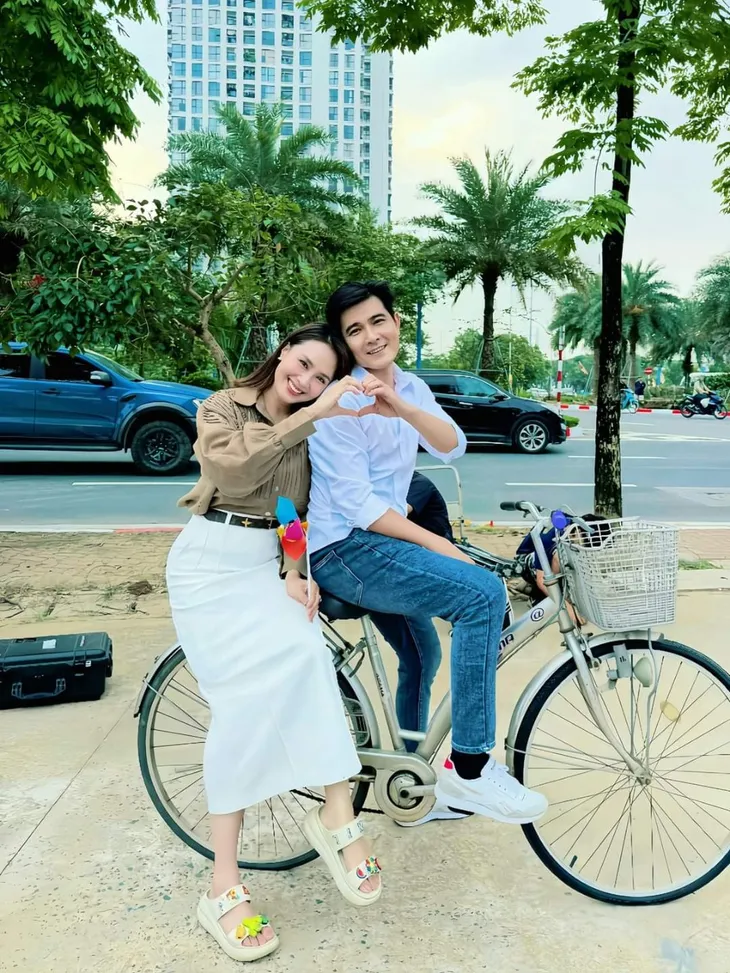 Sao Việt 18/5: Hồng Diễm thân thiết bên Quang Sự, Noo Phước Thịnh trông lạ lẫm - Ảnh 2. Sao Việt 18/5: Hồng Diễm thân thiết bên Quang Sự, Noo Phước Thịnh trông lạ lẫm - Ảnh 2.