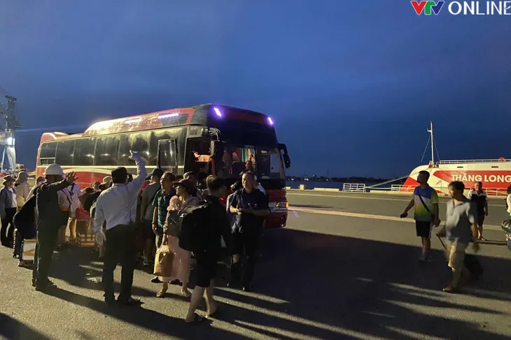 Từ hôm nay (20/5), khách đi tàu Côn Đảo về TP Hồ Chí Minh sẽ có xe đón ngay trong cảng - Ảnh 1. Từ hôm nay (20/5), khách đi tàu Côn Đảo về TP Hồ Chí Minh sẽ có xe đón ngay trong cảng - Ảnh 1.