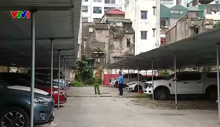 Mất an toàn từ các bãi trông giữ xe không phép tại Hà Nội - Ảnh 1. Mất an toàn từ các bãi trông giữ xe không phép tại Hà Nội - Ảnh 1.