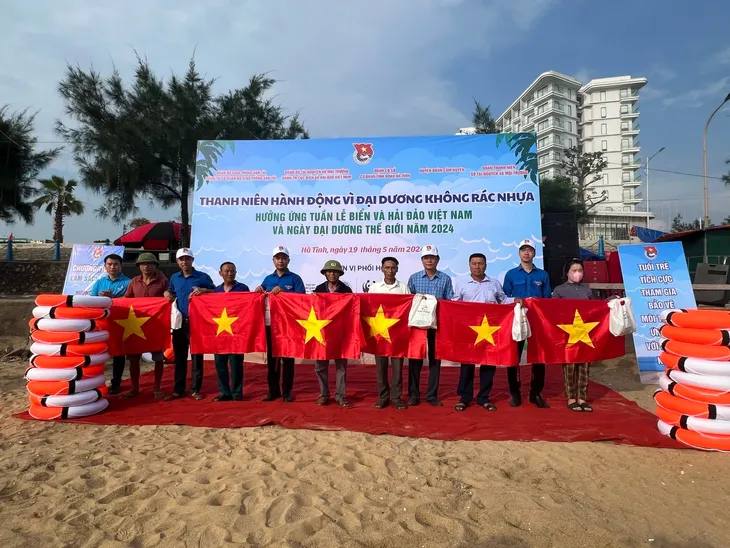 Làm sạch biển hưởng ứng Tuần lễ biển đảo Việt Nam 2024 - Ảnh 1.
