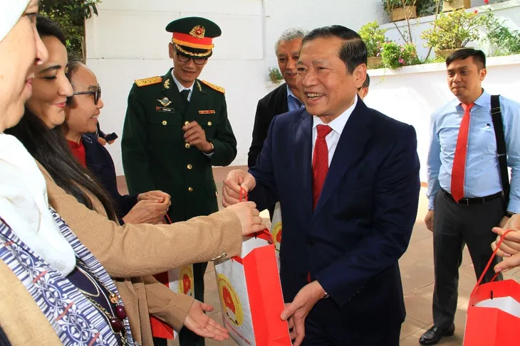 Lễ dâng hoa tưởng nhớ Chủ tịch Hồ Chí Minh tại đại lộ mang tên Người ở Algeria - Ảnh 1. Lễ dâng hoa tưởng nhớ Chủ tịch Hồ Chí Minh tại đại lộ mang tên Người ở Algeria - Ảnh 1.