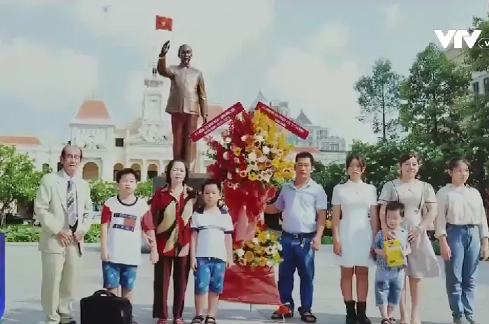 Gia đình 32 năm dâng hoa sinh nhật Bác Hồ - Ảnh 1. Gia đình 32 năm dâng hoa sinh nhật Bác Hồ - Ảnh 1.