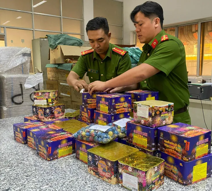 Phá đường dây nhập lậu pháo nổ từ nước ngoài vào Việt Nam quy mô lớn - Ảnh 1. Phá đường dây nhập lậu pháo nổ từ nước ngoài vào Việt Nam quy mô lớn - Ảnh 1.