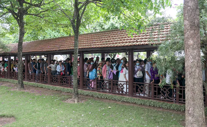 Đông đảo người dân xếp hàng vào Lăng viếng Chủ tịch Hồ Chí Minh - Ảnh 3. Đông đảo người dân xếp hàng vào Lăng viếng Chủ tịch Hồ Chí Minh - Ảnh 3.