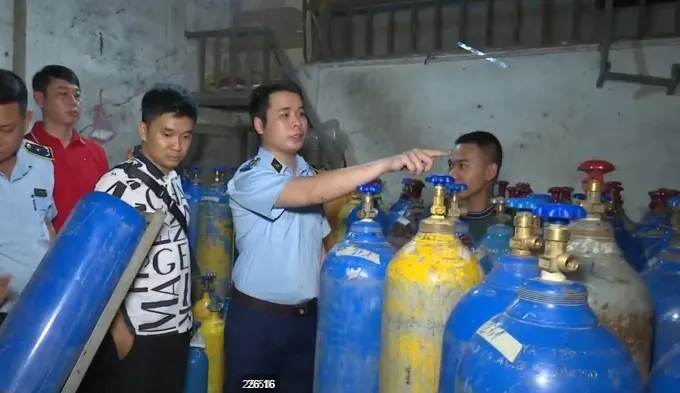 Nhộn nhịp sang chiết và buôn bán khí cười giữa Thủ đô - Ảnh 3. Nhộn nhịp sang chiết và buôn bán khí cười giữa Thủ đô - Ảnh 3.