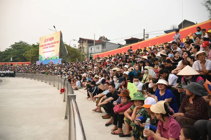 Người dân Điện Biên tiếp đồ ăn, nước uống, hát cùng chiến sĩ luyện tập diễu binh, diễu hành - Ảnh 6. Người dân Điện Biên tiếp đồ ăn, nước uống, hát cùng chiến sĩ luyện tập diễu binh, diễu hành - Ảnh 6.