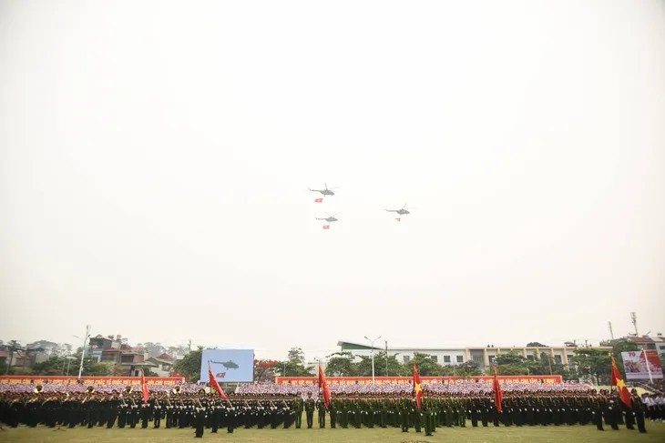 Người dân Điện Biên tiếp đồ ăn, nước uống, hát cùng chiến sĩ luyện tập diễu binh, diễu hành - Ảnh 1. Người dân Điện Biên tiếp đồ ăn, nước uống, hát cùng chiến sĩ luyện tập diễu binh, diễu hành - Ảnh 1.