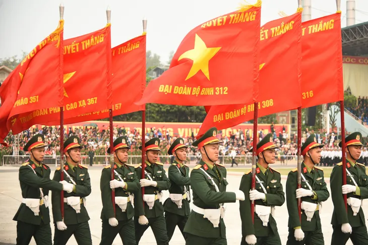 Người dân Điện Biên tiếp đồ ăn, nước uống, hát cùng chiến sĩ luyện tập diễu binh, diễu hành - Ảnh 3. Người dân Điện Biên tiếp đồ ăn, nước uống, hát cùng chiến sĩ luyện tập diễu binh, diễu hành - Ảnh 3.
