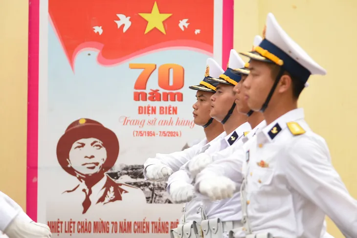 Người dân Điện Biên tiếp đồ ăn, nước uống, hát cùng chiến sĩ luyện tập diễu binh, diễu hành - Ảnh 4. Người dân Điện Biên tiếp đồ ăn, nước uống, hát cùng chiến sĩ luyện tập diễu binh, diễu hành - Ảnh 4.