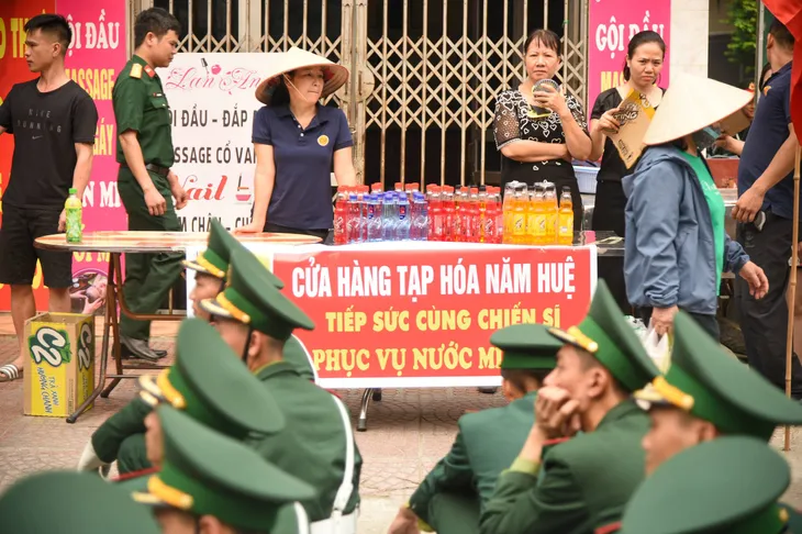 Người dân Điện Biên tiếp đồ ăn, nước uống, hát cùng chiến sĩ luyện tập diễu binh, diễu hành - Ảnh 7. Người dân Điện Biên tiếp đồ ăn, nước uống, hát cùng chiến sĩ luyện tập diễu binh, diễu hành - Ảnh 7.