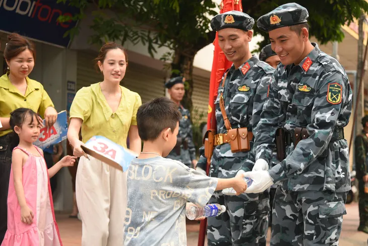 Người dân Điện Biên tiếp đồ ăn, nước uống, hát cùng chiến sĩ luyện tập diễu binh, diễu hành - Ảnh 8. Người dân Điện Biên tiếp đồ ăn, nước uống, hát cùng chiến sĩ luyện tập diễu binh, diễu hành - Ảnh 8.