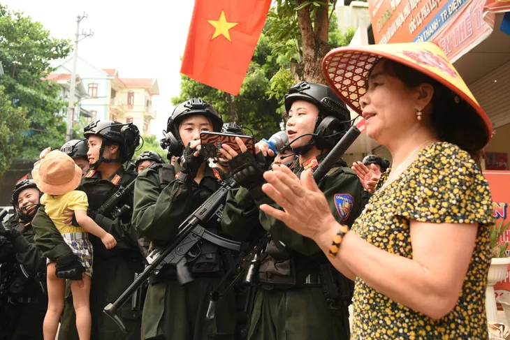 Người dân Điện Biên tiếp đồ ăn, nước uống, hát cùng chiến sĩ luyện tập diễu binh, diễu hành - Ảnh 10. Người dân Điện Biên tiếp đồ ăn, nước uống, hát cùng chiến sĩ luyện tập diễu binh, diễu hành - Ảnh 10.