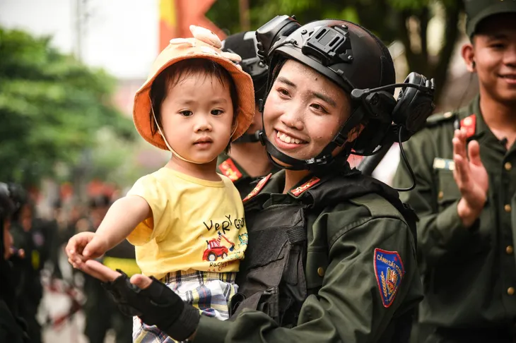 Người dân Điện Biên tiếp đồ ăn, nước uống, hát cùng chiến sĩ luyện tập diễu binh, diễu hành - Ảnh 11. Người dân Điện Biên tiếp đồ ăn, nước uống, hát cùng chiến sĩ luyện tập diễu binh, diễu hành - Ảnh 11.