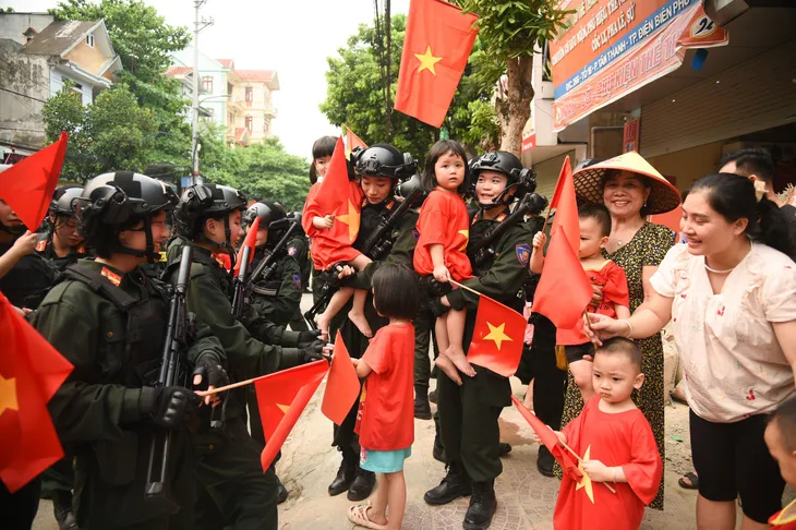 Người dân Điện Biên tiếp đồ ăn, nước uống, hát cùng chiến sĩ luyện tập diễu binh, diễu hành - Ảnh 9. Người dân Điện Biên tiếp đồ ăn, nước uống, hát cùng chiến sĩ luyện tập diễu binh, diễu hành - Ảnh 9.