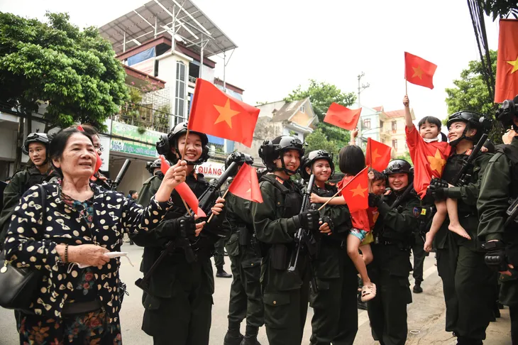 Người dân Điện Biên tiếp đồ ăn, nước uống, hát cùng chiến sĩ luyện tập diễu binh, diễu hành - Ảnh 12. Người dân Điện Biên tiếp đồ ăn, nước uống, hát cùng chiến sĩ luyện tập diễu binh, diễu hành - Ảnh 12.