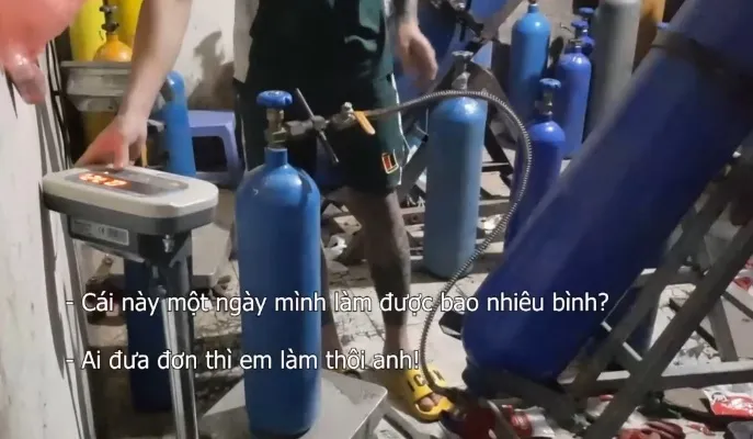 Nhộn nhịp sang chiết và buôn bán khí cười giữa Thủ đô - Ảnh 1. Nhộn nhịp sang chiết và buôn bán khí cười giữa Thủ đô - Ảnh 1.