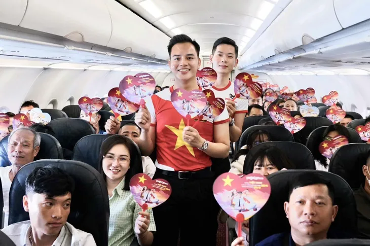 Bất ngờ với ca khúc Hello Việt Nam đặc biệt mừng lễ 30/4 - 1/5 - Ảnh 7. Bất ngờ với ca khúc Hello Việt Nam đặc biệt mừng lễ 30/4 - 1/5 - Ảnh 7.