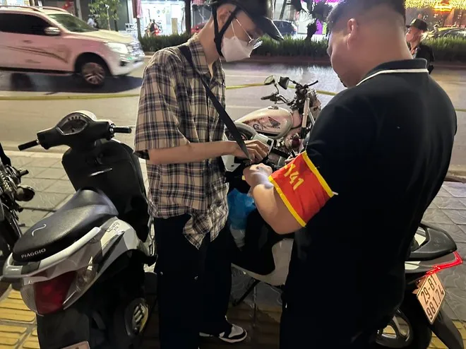 Phát hiện người đàn ông mang súng hơi đi dạo phố - Ảnh 2. Phát hiện người đàn ông mang súng hơi đi dạo phố - Ảnh 2.