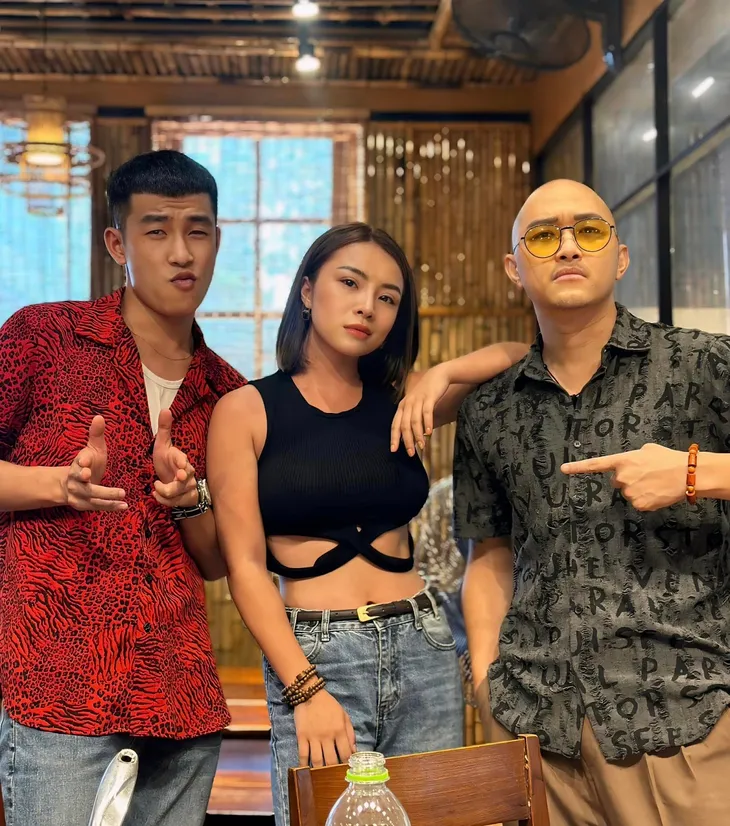 Loạt ảnh hậu trường siêu đáng yêu của ‘Người một nhà’ - Ảnh 13.