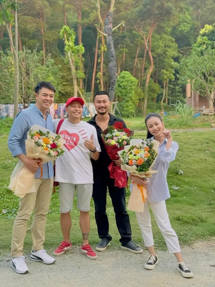 Loạt ảnh hậu trường siêu đáng yêu của ‘Người một nhà’ - Ảnh 8.