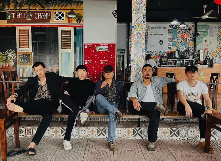 Loạt ảnh hậu trường siêu đáng yêu của ‘Người một nhà’ - Ảnh 4.