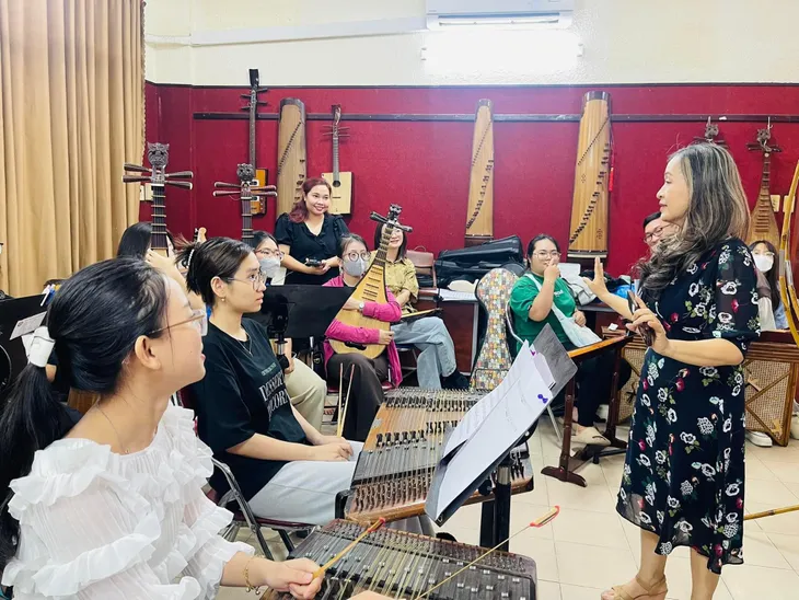 Người trẻ ngược lối tìm về âm nhạc truyền thống - Ảnh 4. Người trẻ ngược lối tìm về âm nhạc truyền thống - Ảnh 4.