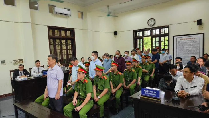 Xét xử sơ thẩm cựu Bí thư và cựu Chủ tịch tỉnh Lào Cai vì “tiếp tay” cho doanh nghiệp trục lợi - Ảnh 2. Xét xử sơ thẩm cựu Bí thư và cựu Chủ tịch tỉnh Lào Cai vì “tiếp tay” cho doanh nghiệp trục lợi - Ảnh 2.