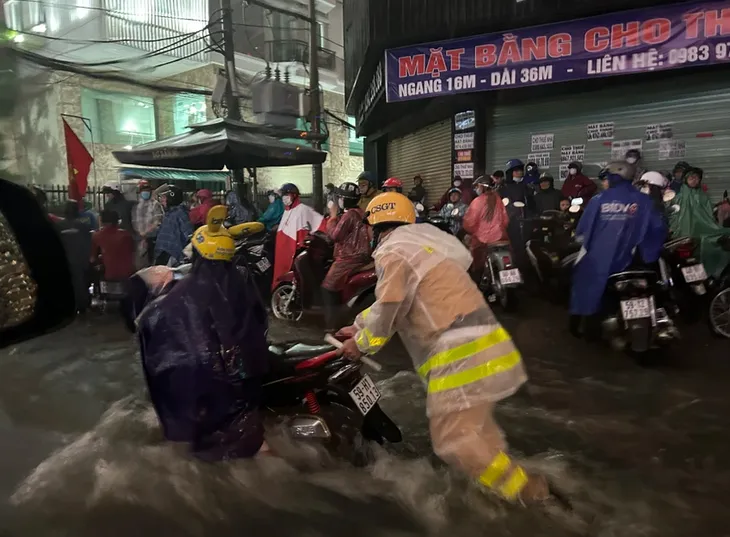 Đường ngập sâu sau mưa lớn ở TP Hồ Chí Minh, người dân chật vật di chuyển - Ảnh 4. Đường ngập sâu sau mưa lớn ở TP Hồ Chí Minh, người dân chật vật di chuyển - Ảnh 4.