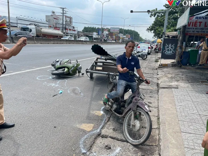 Tạm giữ lái xe chở tôn gây tai nạn chết người - Ảnh 2. Tạm giữ lái xe chở tôn gây tai nạn chết người - Ảnh 2.
