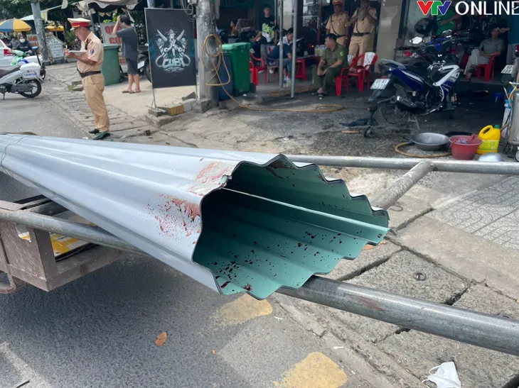 Xe chở tôn đi ngược chiều chém đứt lìa bàn tay 1 người đi xe máy - Ảnh 1. Xe chở tôn đi ngược chiều chém đứt lìa bàn tay 1 người đi xe máy - Ảnh 1.