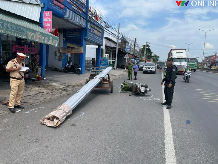 Xe chở tôn đi ngược chiều chém đứt lìa bàn tay 1 người đi xe máy - Ảnh 2. Xe chở tôn đi ngược chiều chém đứt lìa bàn tay 1 người đi xe máy - Ảnh 2.
