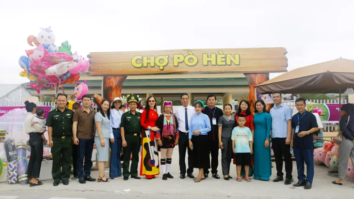 Hơn 11.000 lượt khách đến với Lễ hội Hoa sim biên giới năm 2024 - Ảnh 1. Hơn 11.000 lượt khách đến với Lễ hội Hoa sim biên giới năm 2024 - Ảnh 1.
