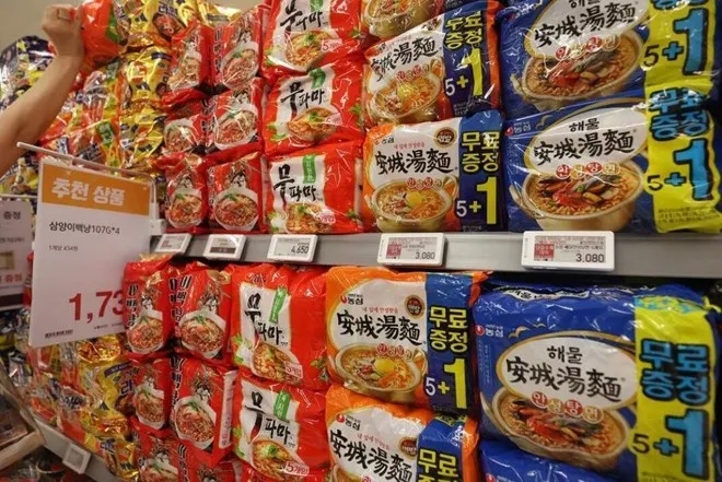 Hàn Quốc kỳ vọng xuất khẩu mì ăn liền vượt 1 tỷ USD - Ảnh 1. Hàn Quốc kỳ vọng xuất khẩu mì ăn liền vượt 1 tỷ USD - Ảnh 1.