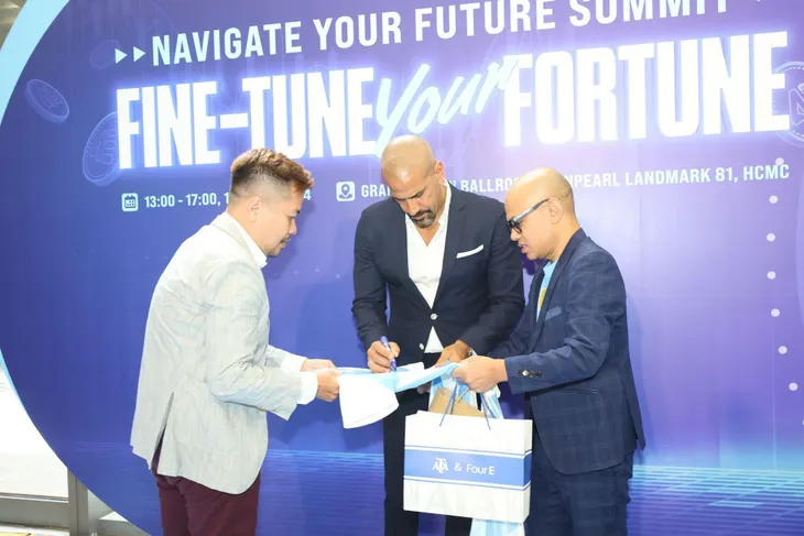 Cựu danh thủ MU Juan Verón bắt tay Soobin Hoàng Sơn “khuấy đảo” TP. Hồ Chí Minh - Ảnh 3. Cựu danh thủ MU Juan Verón bắt tay Soobin Hoàng Sơn “khuấy đảo” TP. Hồ Chí Minh - Ảnh 3.