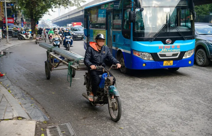 Ẩn họa từ xe 3 bánh tự chế chở hàng cồng kềnh - Ảnh 1. Ẩn họa từ xe 3 bánh tự chế chở hàng cồng kềnh - Ảnh 1.