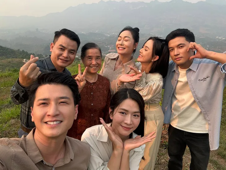Dàn diễn viên Lỡ hẹn với ngày xanh bùi ngùi tạm biệt khán giả - Ảnh 5. Dàn diễn viên Lỡ hẹn với ngày xanh bùi ngùi tạm biệt khán giả - Ảnh 5.
