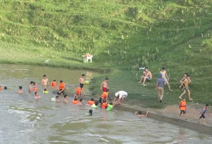 Nguy cơ đuối nước khi trẻ tự ý tắm sông - Ảnh 1. Nguy cơ đuối nước khi trẻ tự ý tắm sông - Ảnh 1.
