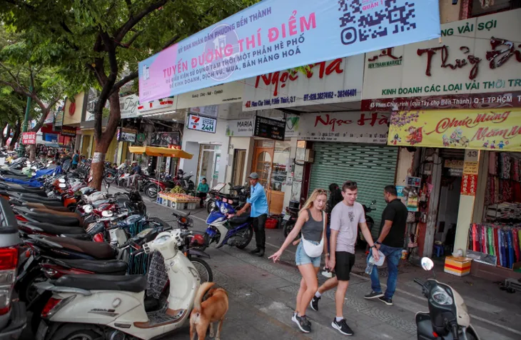 Vỉa hè tại TP Hồ Chí Minh thông thoáng, ngăn nắp hơn sau thu phí - Ảnh 1. Vỉa hè tại TP Hồ Chí Minh thông thoáng, ngăn nắp hơn sau thu phí - Ảnh 1.