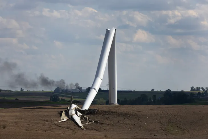 Bang Iowa và bang Texas (Mỹ) hứng chịu lốc xoáy nghiêm trọng, gây nhiều thiệt hại về người và tài sản - Ảnh 3. Bang Iowa và bang Texas (Mỹ) hứng chịu lốc xoáy nghiêm trọng, gây nhiều thiệt hại về người và tài sản - Ảnh 3.