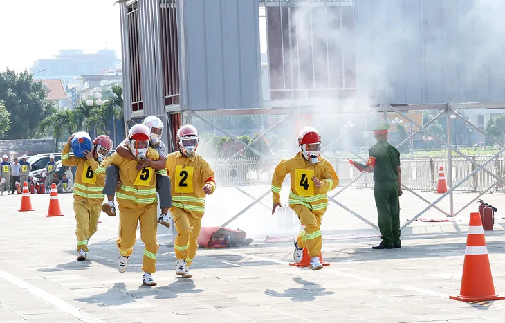 Sôi nổi hội thi nghiệp vụ chữa cháy và cứu nạn, cứu hộ tại Bắc Giang - Ảnh 1.