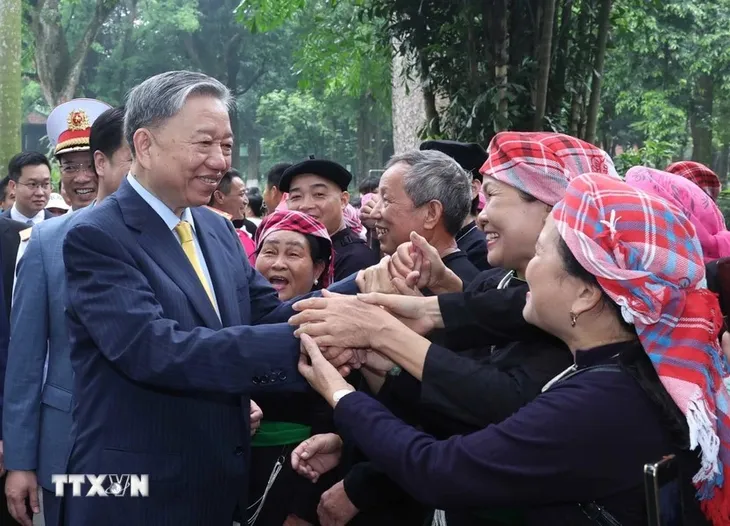 Chủ tịch nước Tô Lâm dâng hương tưởng nhớ Chủ tịch Hồ Chí Minh - Ảnh 3.