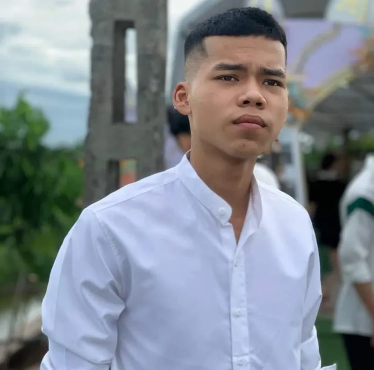 Nam thanh niên leo thang dây, đập tường cứu 3 người trong vụ cháy ở Trung Kính - Ảnh 1. Nam thanh niên leo thang dây, đập tường cứu 3 người trong vụ cháy ở Trung Kính - Ảnh 1.