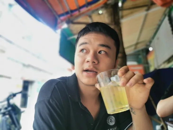 Nam thanh niên leo thang dây, đập tường cứu 3 người trong vụ cháy ở Trung Kính - Ảnh 3. Nam thanh niên leo thang dây, đập tường cứu 3 người trong vụ cháy ở Trung Kính - Ảnh 3.