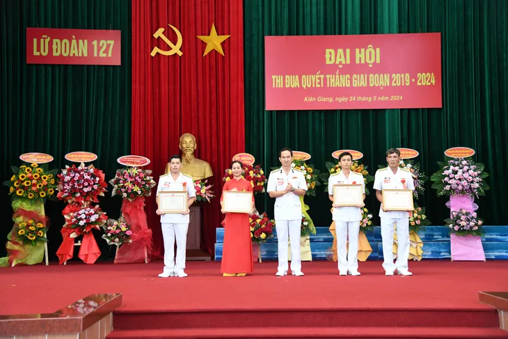 Vùng 5 Hải quân . Hoàn thành xuất sắc phong trào thi đua Quyết thắng giai đoạn 2019-2024 - Ảnh 6. Vùng 5 Hải quân . Hoàn thành xuất sắc phong trào thi đua Quyết thắng giai đoạn 2019-2024 - Ảnh 6.