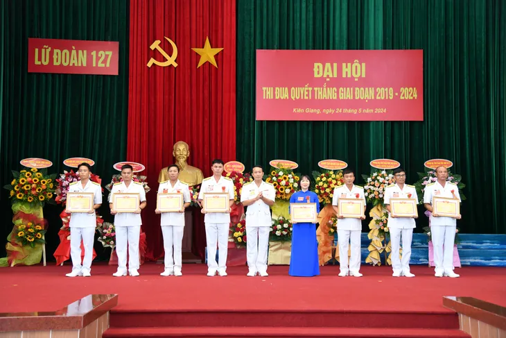 Vùng 5 Hải quân . Hoàn thành xuất sắc phong trào thi đua Quyết thắng giai đoạn 2019-2024 - Ảnh 5. Vùng 5 Hải quân . Hoàn thành xuất sắc phong trào thi đua Quyết thắng giai đoạn 2019-2024 - Ảnh 5.
