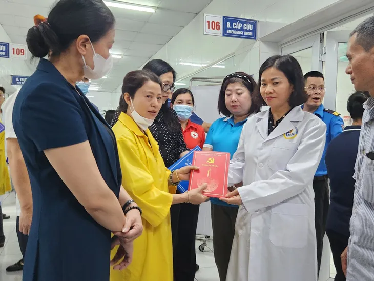 Huy động lực lượng chăm sóc tốt nhất cho các nạn nhân vụ cháy nhà trọ ở Trung Kính - Ảnh 1.